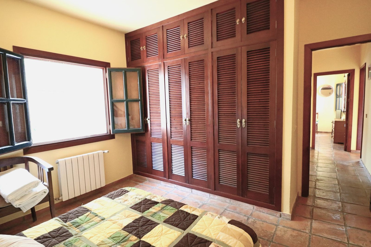 4 Bedroom Villa in Marbella - Photo 21