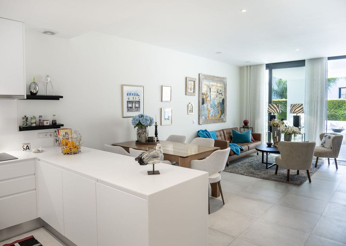 2 Bedroom Apartment in Estepona - Photo 6