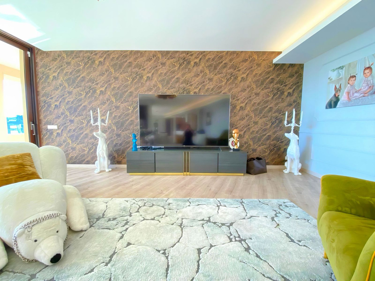 4 Bedroom Apartment in Benahavís - Photo 10