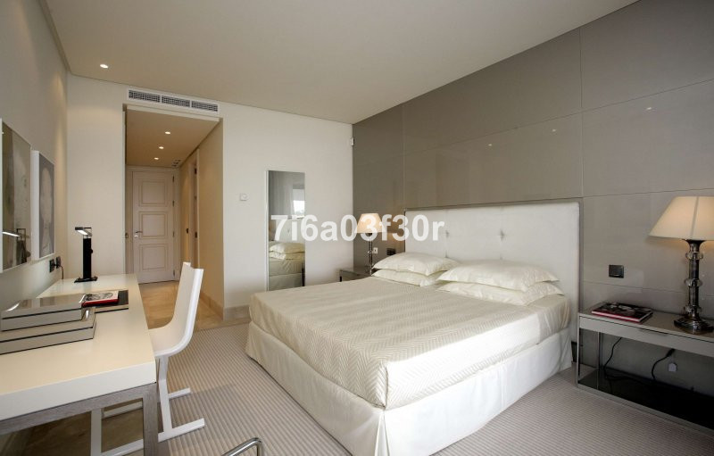 3 Bedroom Apartment in Estepona - Photo 8