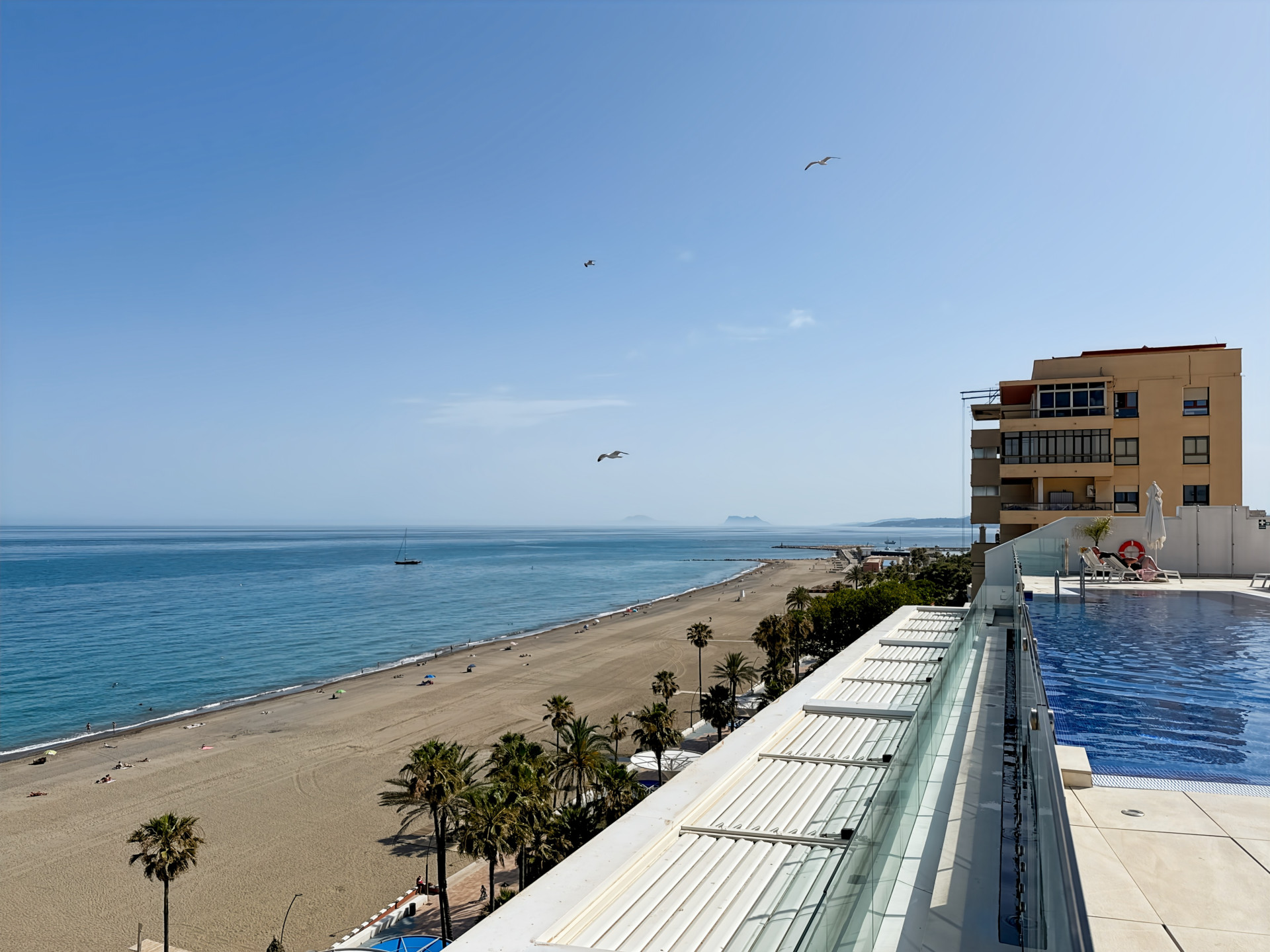 2 Bedroom Apartment in Estepona - Photo 2