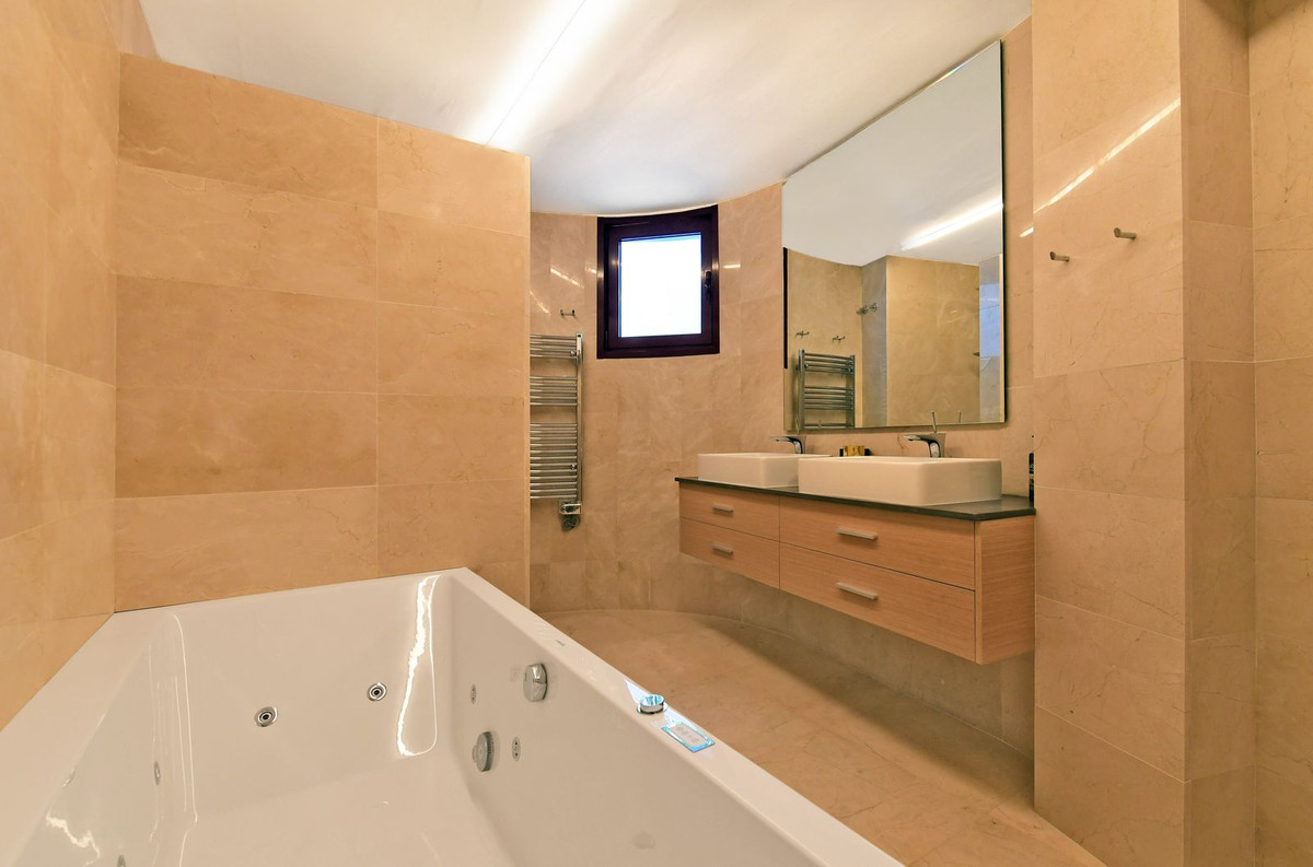 7 Bedroom Villa in Marbella - Photo 41