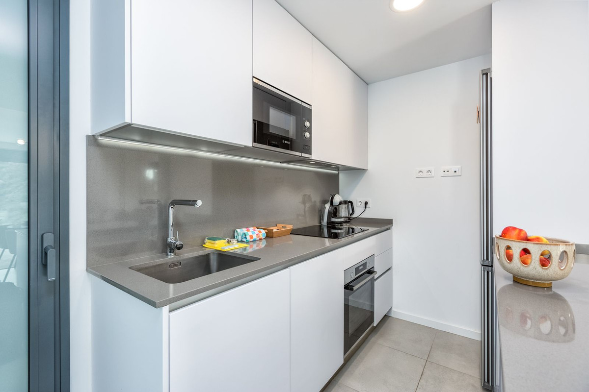 2 Bedroom Apartment in Fuengirola - Photo 13