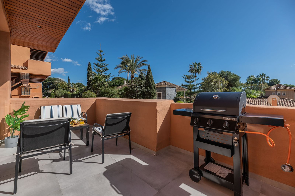 5 Bedroom Apartment in Estepona - Photo 3