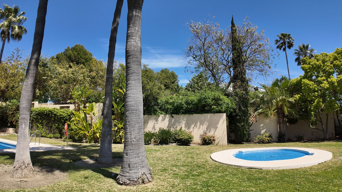 4 Bedroom Townhouse in Benahavís - Photo 5