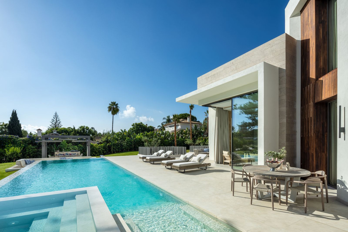 5 Bedroom Villa in Marbella - Photo 3