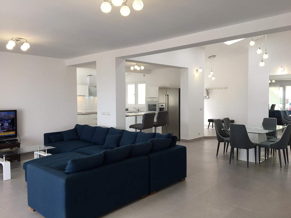 4 Bedroom Villa in Estepona - Photo 10