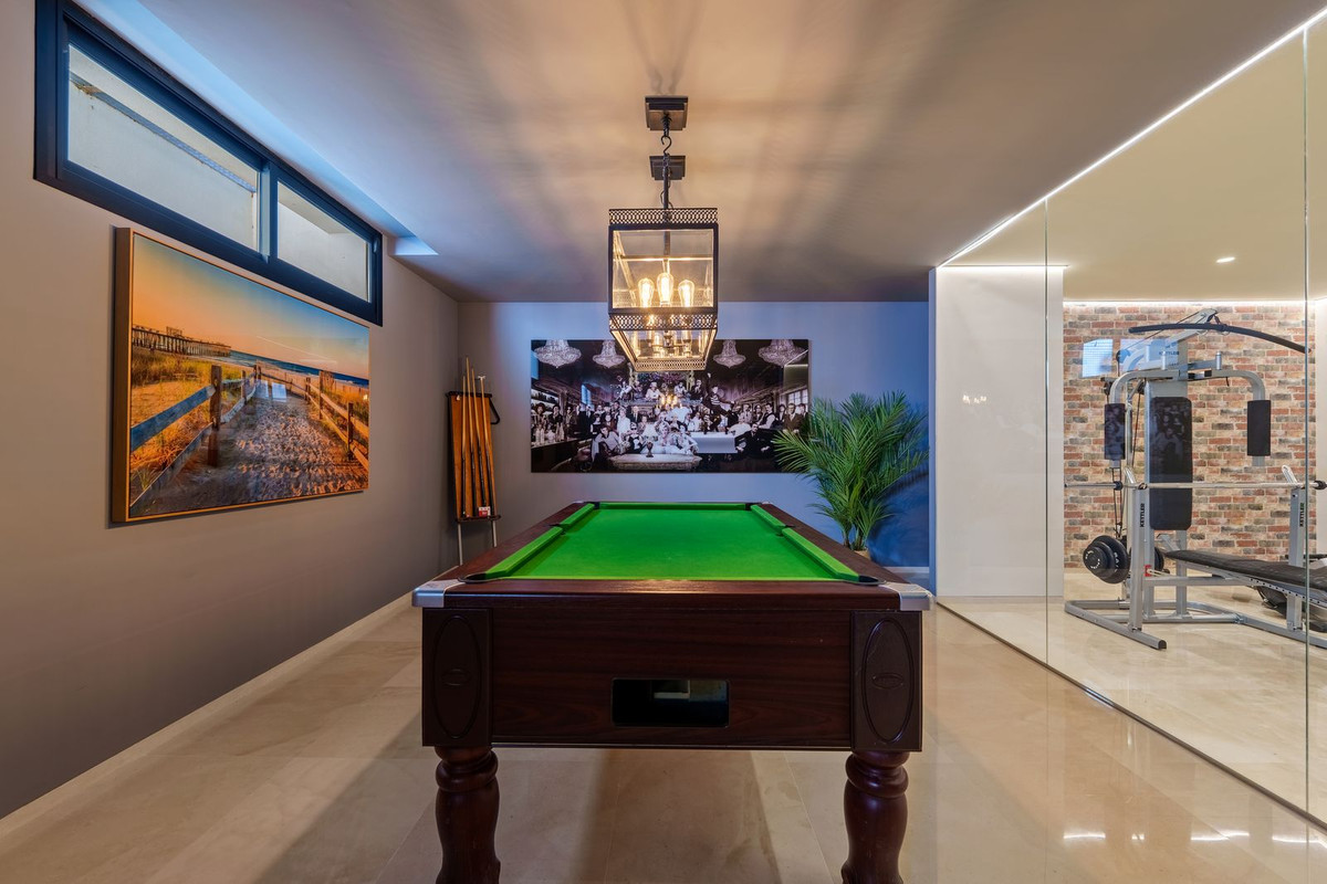 6 Bedroom Villa in Marbella - Photo 28