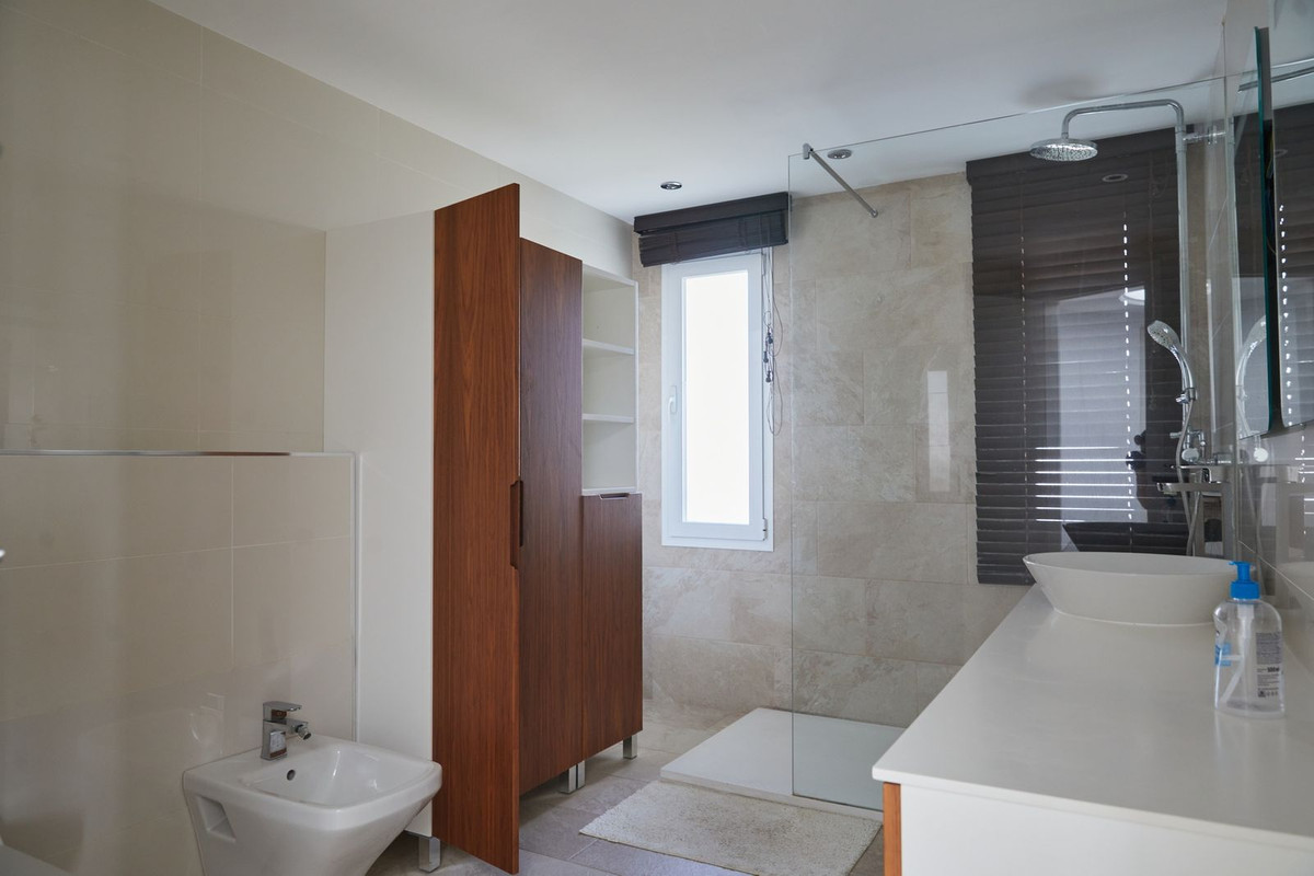 3 Bedroom Penthouse in Estepona - Photo 16