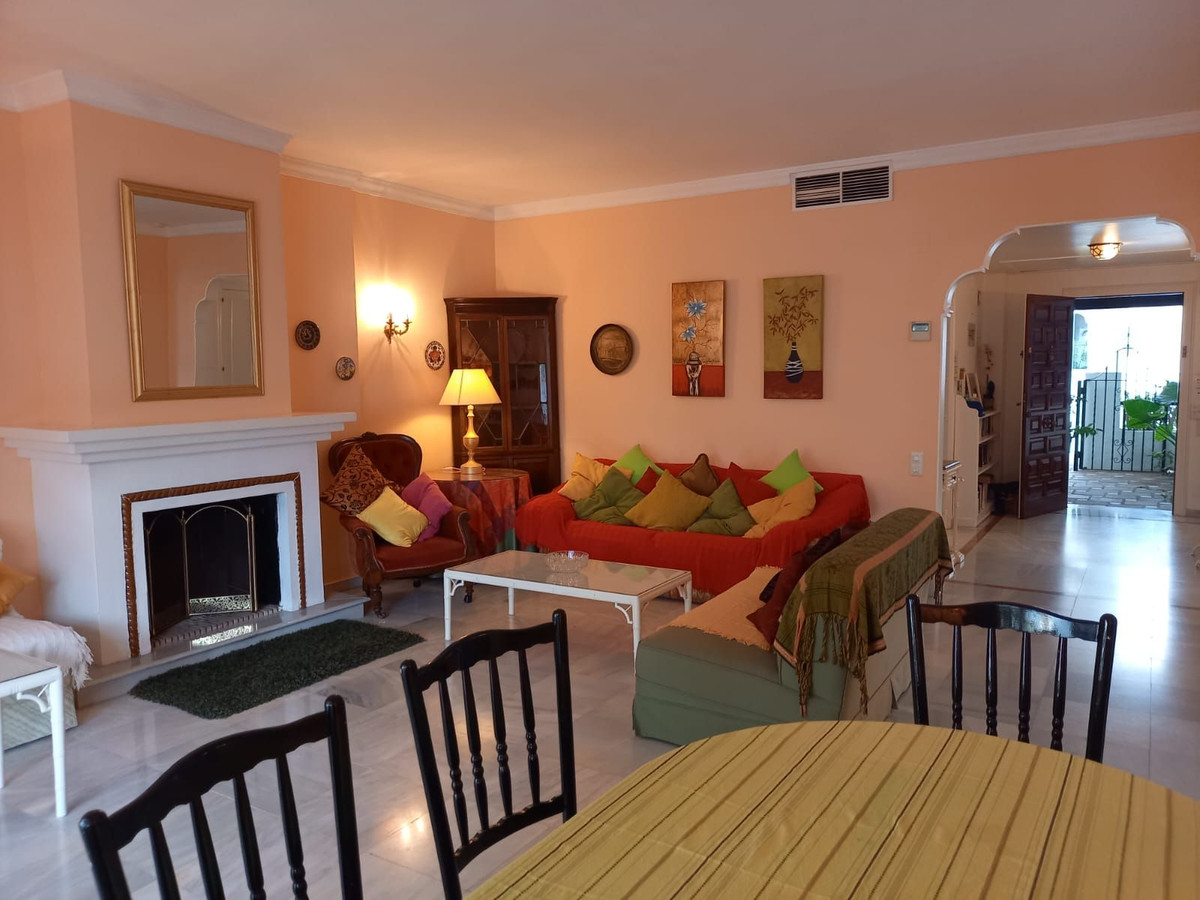 3 Bedroom Apartment in Estepona - Photo 9