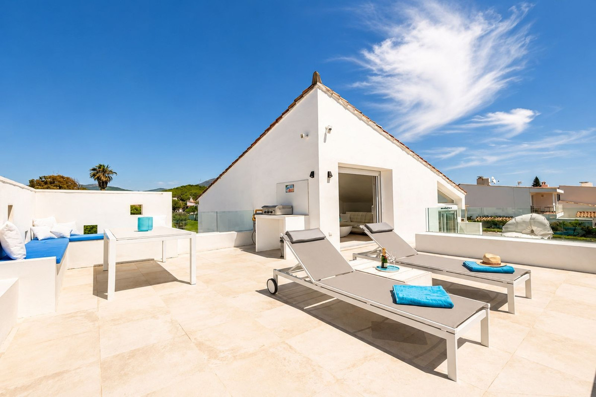 4 Bedroom Villa in Estepona - Photo 7
