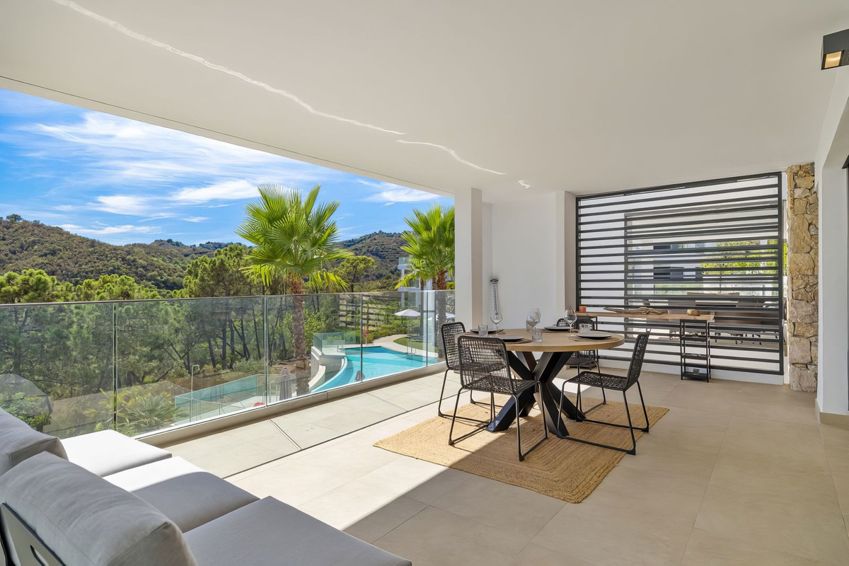 2 Bedroom Apartment in Estepona - Photo 2