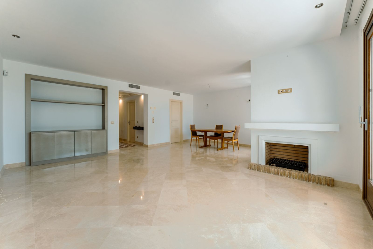 3 Bedroom Townhouse in Estepona - Photo 9