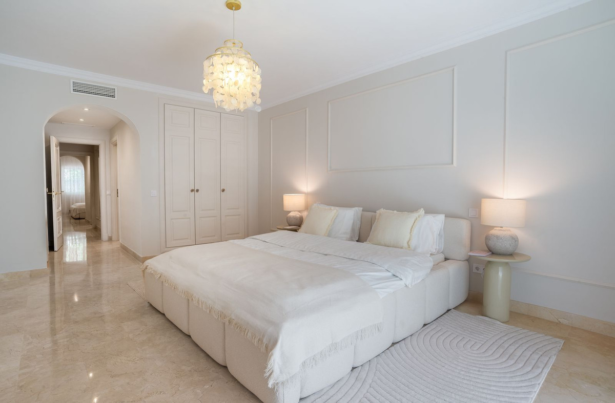 3 Bedroom Apartment in Marbella - Photo 11