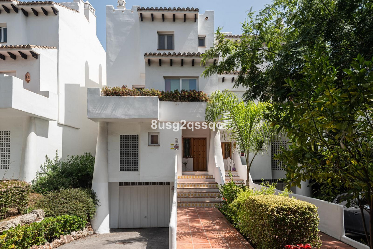 4 Bedroom Villa in Estepona - Photo 25