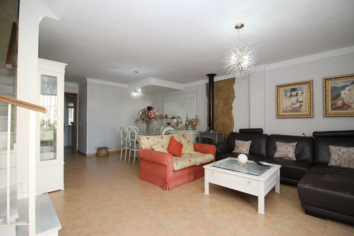 4 Bedroom Townhouse in Coín - Foto 8