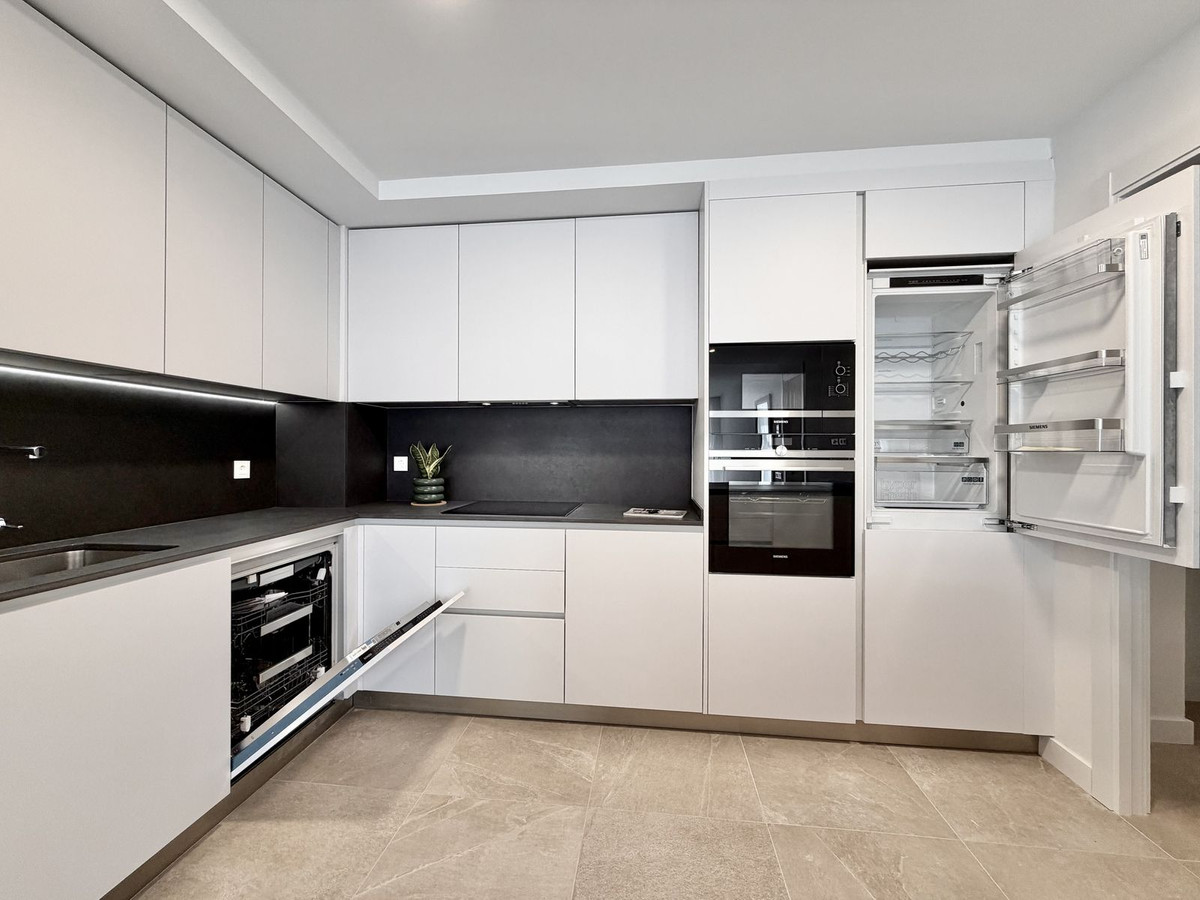 2 Bedroom Apartment in Estepona - Photo 4
