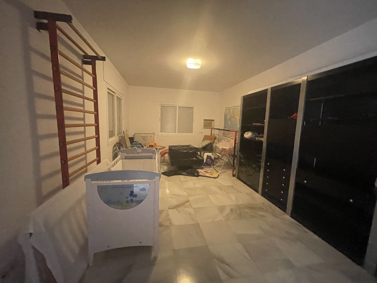 5 Bedroom Villa in Estepona - Photo 8