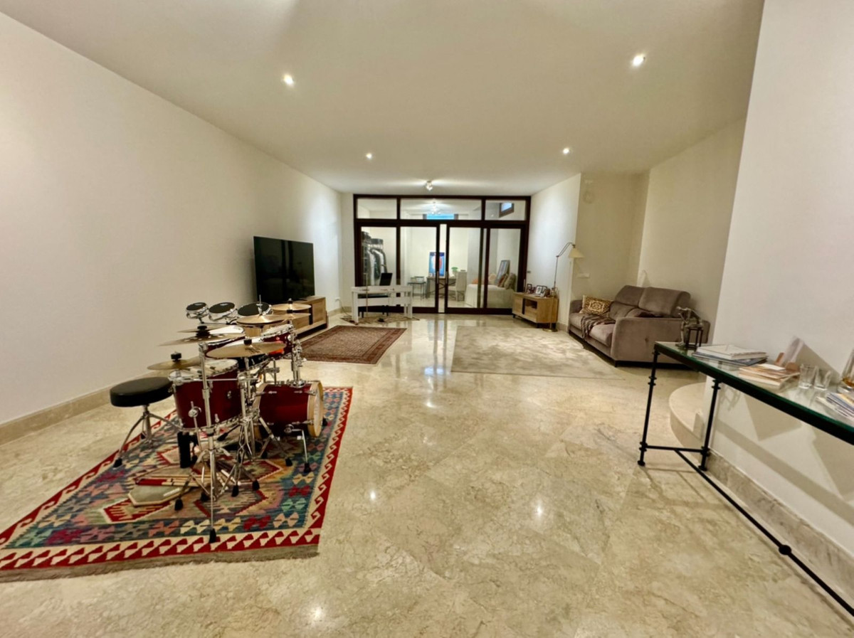 3 Bedroom Apartment in San Pedro de Alcántara - Photo 2