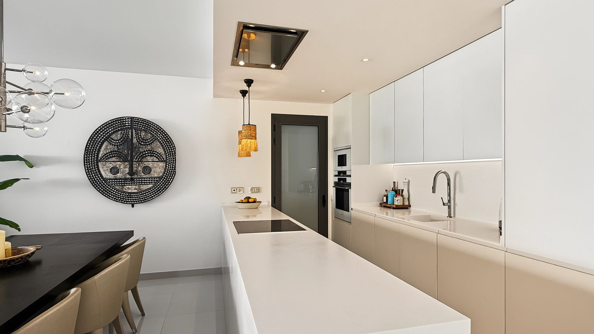 3 Bedroom Apartment in Estepona - Photo 9