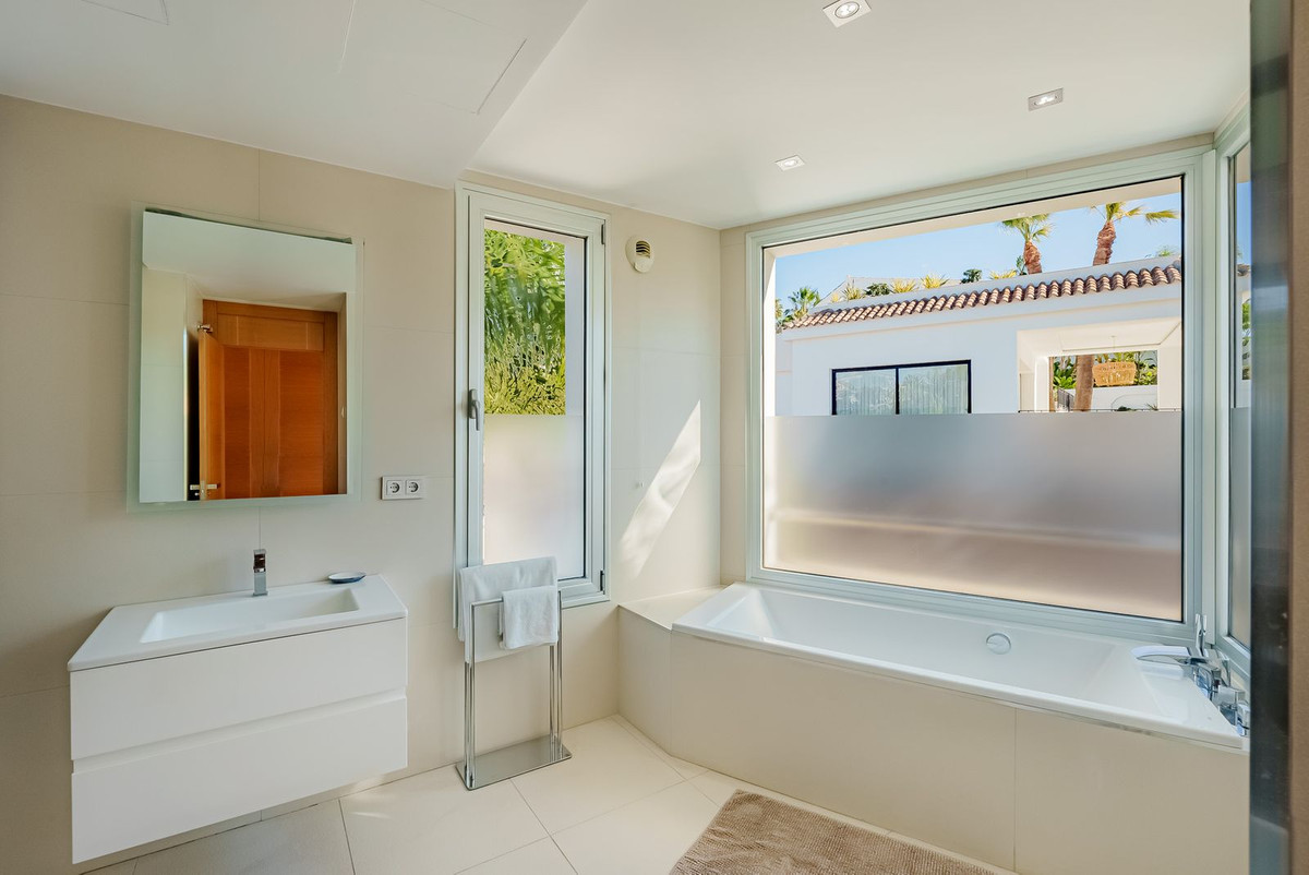 5 Bedroom Villa in Marbella - Photo 12