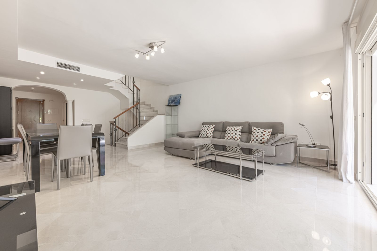 4 Bedroom Townhouse in Marbella - Photo 7