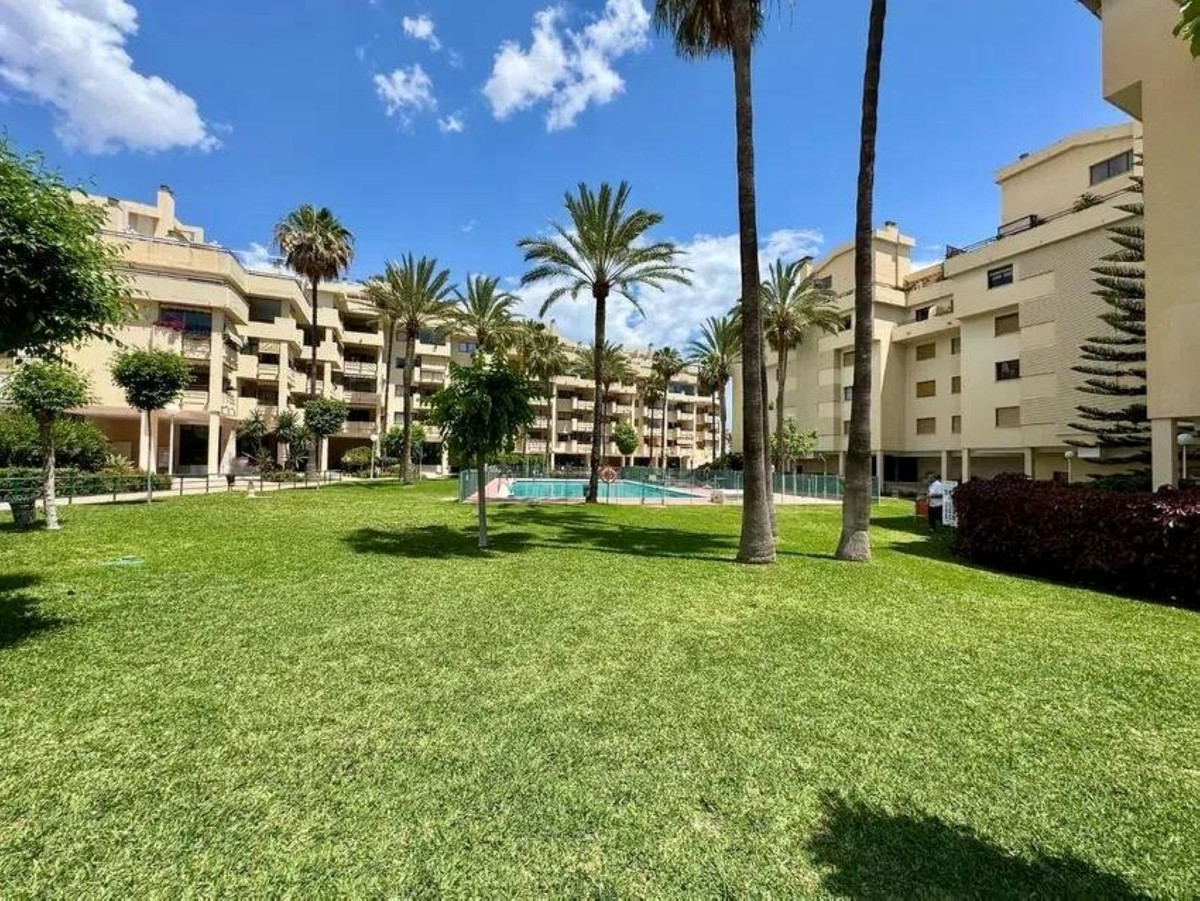 2 Bedroom Apartment in Torremolinos - Photo 29