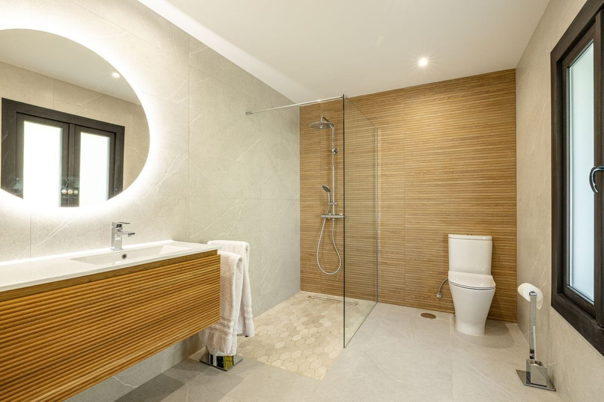 5 Bedroom Villa in Estepona - Photo 17