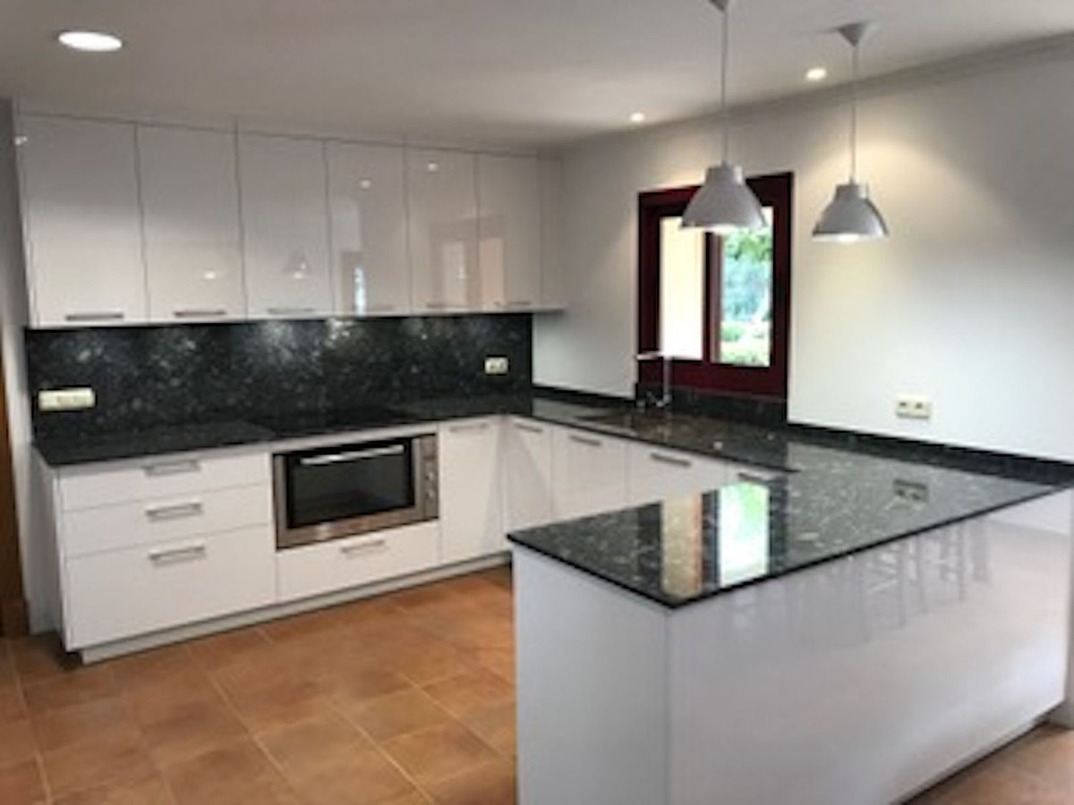 4 Bedroom Villa in Marbella - Photo 4