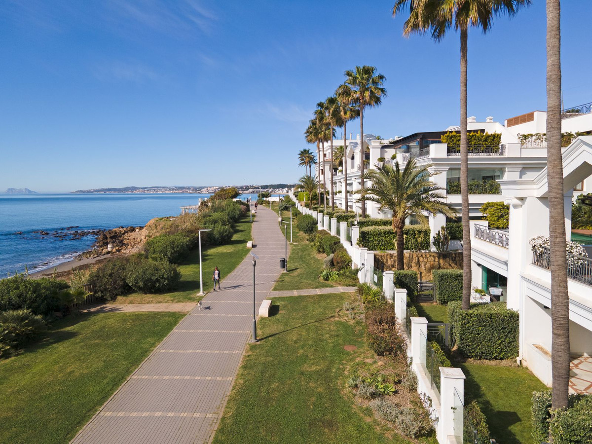 2 Bedroom Apartment in Estepona - Photo 42