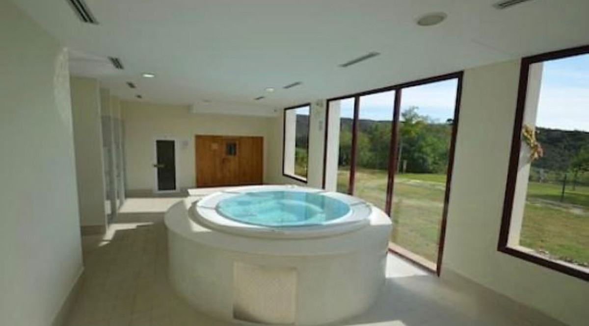 1 Bedroom Apartment in Estepona - Photo 22