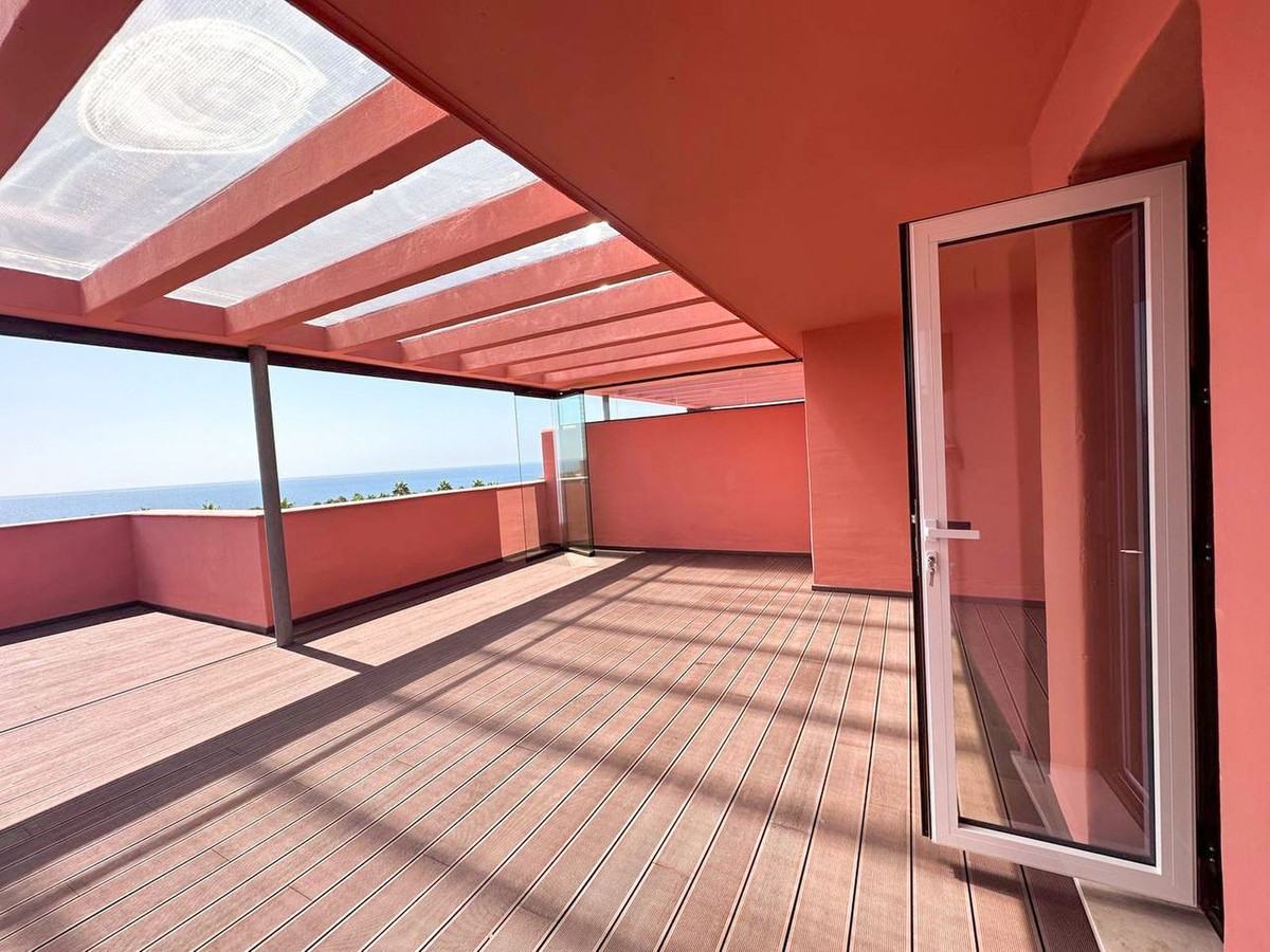3 Bedroom Penthouse in Estepona - Photo 34