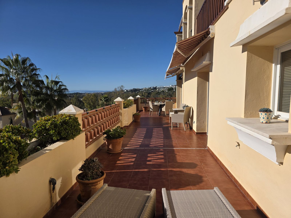 2 Bedroom Apartment in Estepona - Photo 4