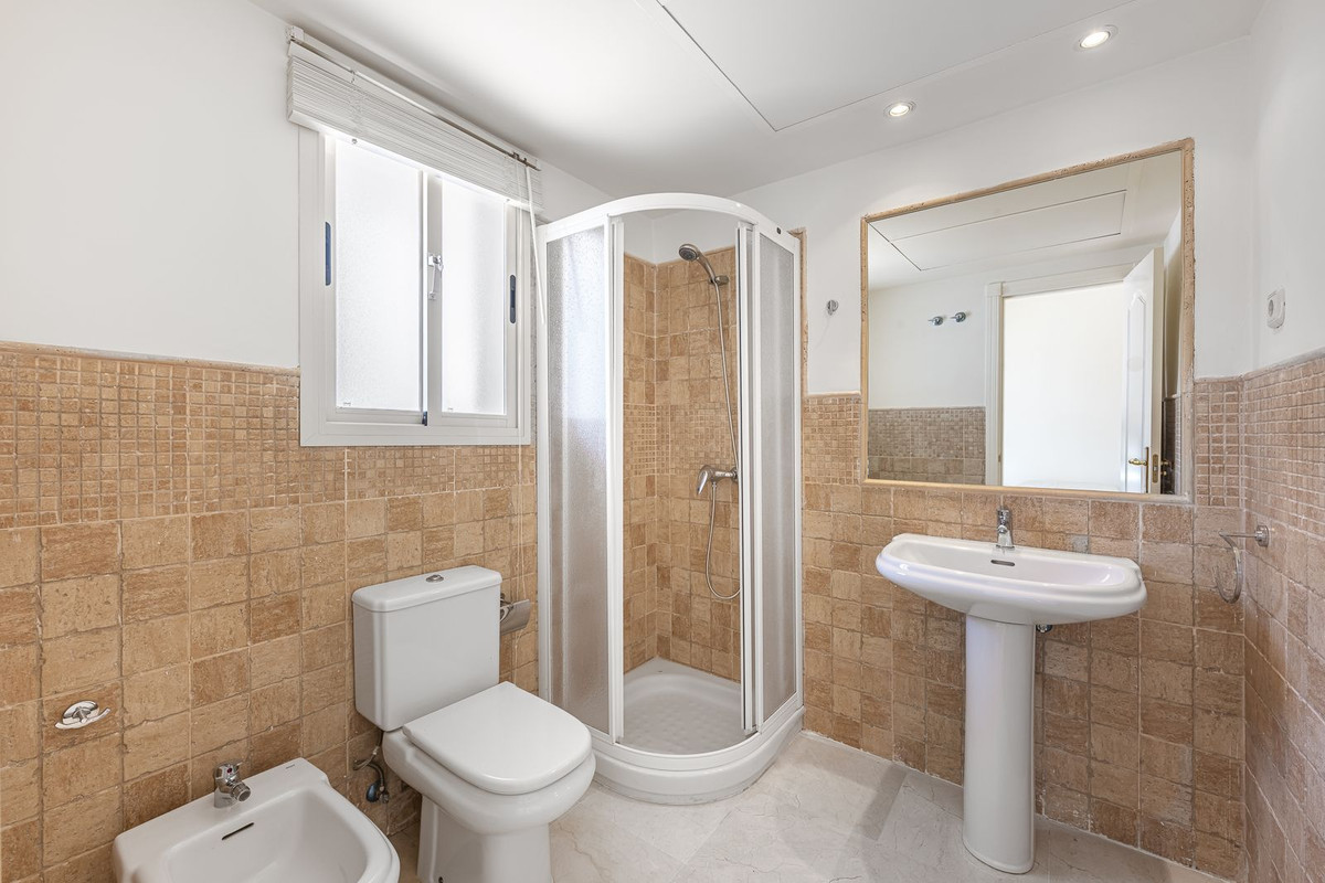 4 Bedroom Townhouse in Marbella - Photo 32