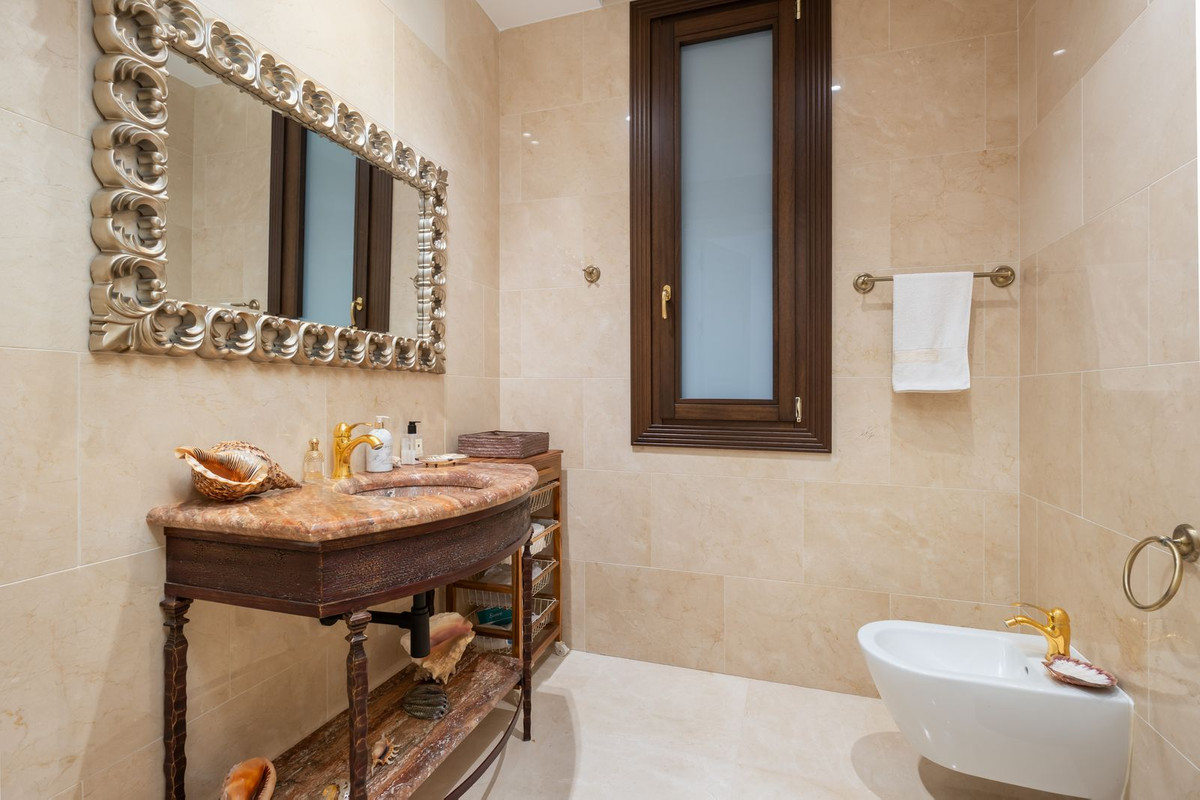 7 Bedroom Villa in San Pedro de Alcántara - Photo 17