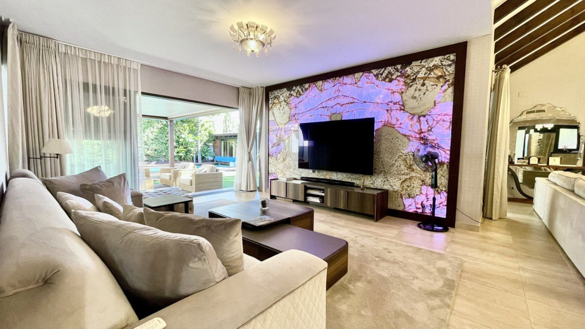 4 Bedroom Villa in Marbella - Photo 22