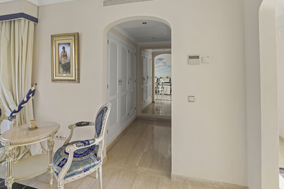 5 Bedroom Villa in Estepona - Photo 20