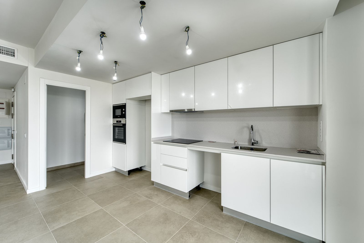 2 Bedroom Apartment in Torremolinos - Photo 3