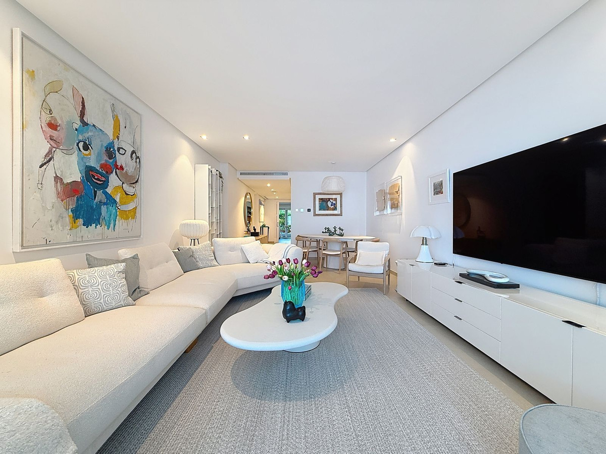 2 Bedroom Apartment in Estepona - Photo 3