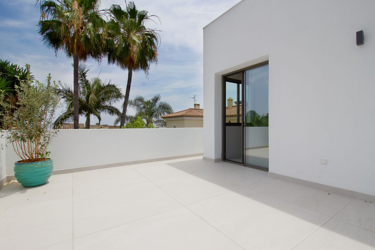 4 Bedroom Villa in Estepona - Photo 20