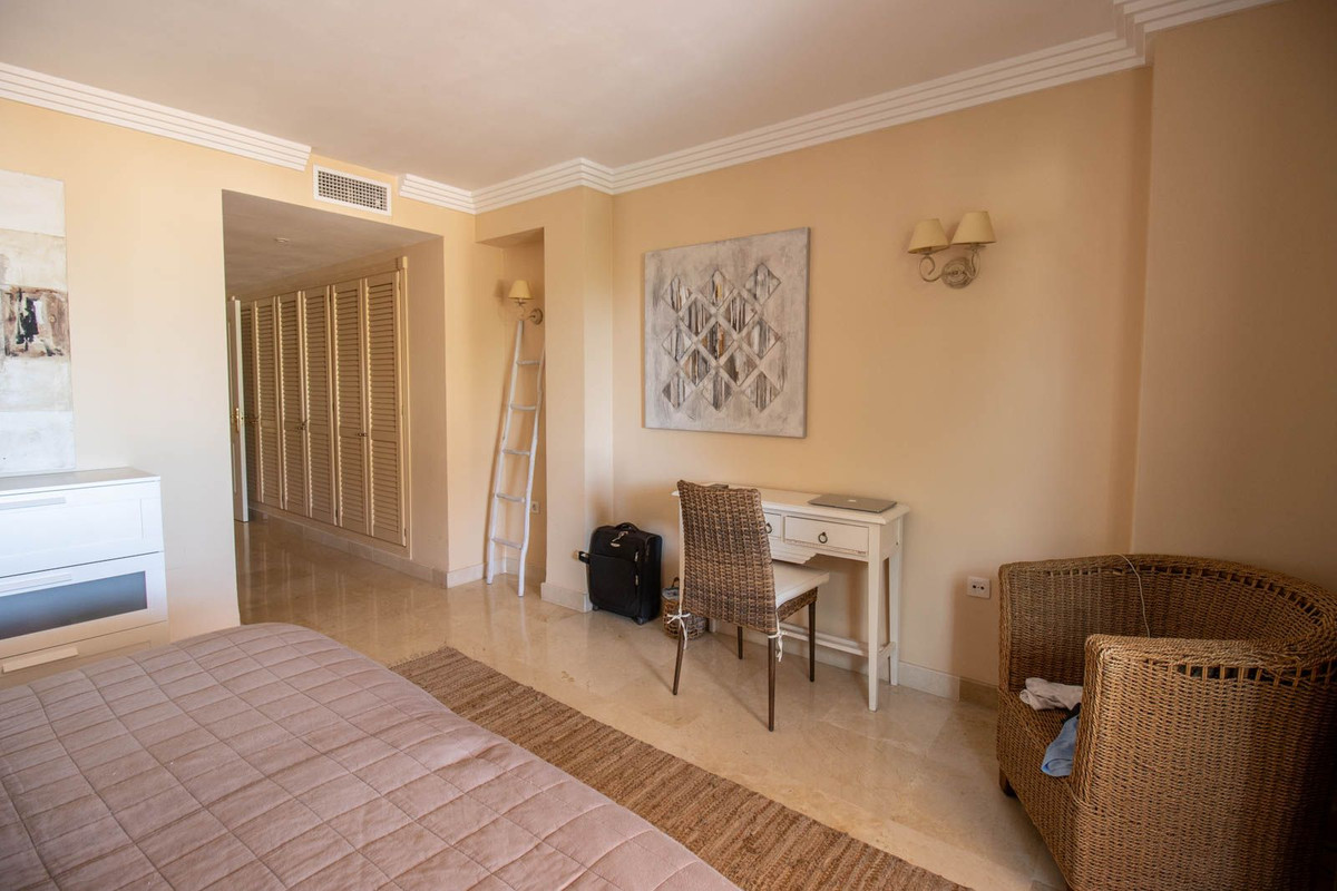 2 Bedroom Apartment in Marbella - Photo 22
