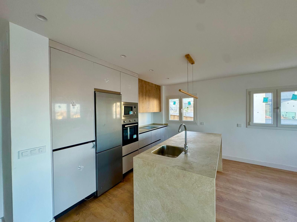 3 Bedroom Apartment in Torremolinos - Photo 7