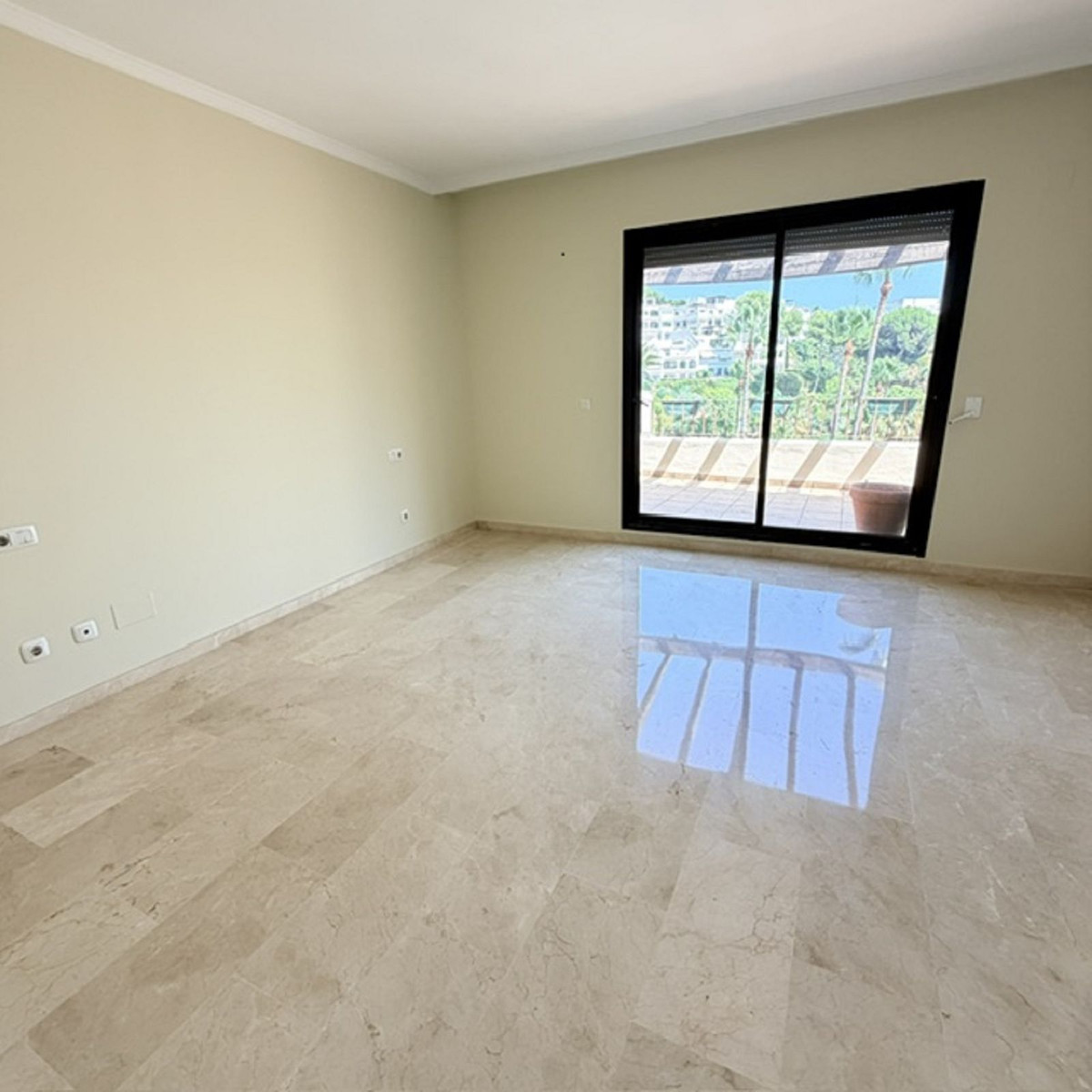 3 Bedroom Penthouse in Benahavís - Photo 10