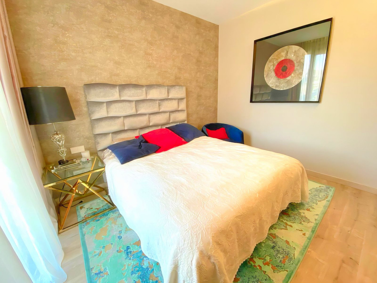 4 Bedroom Apartment in Benahavís - Photo 22