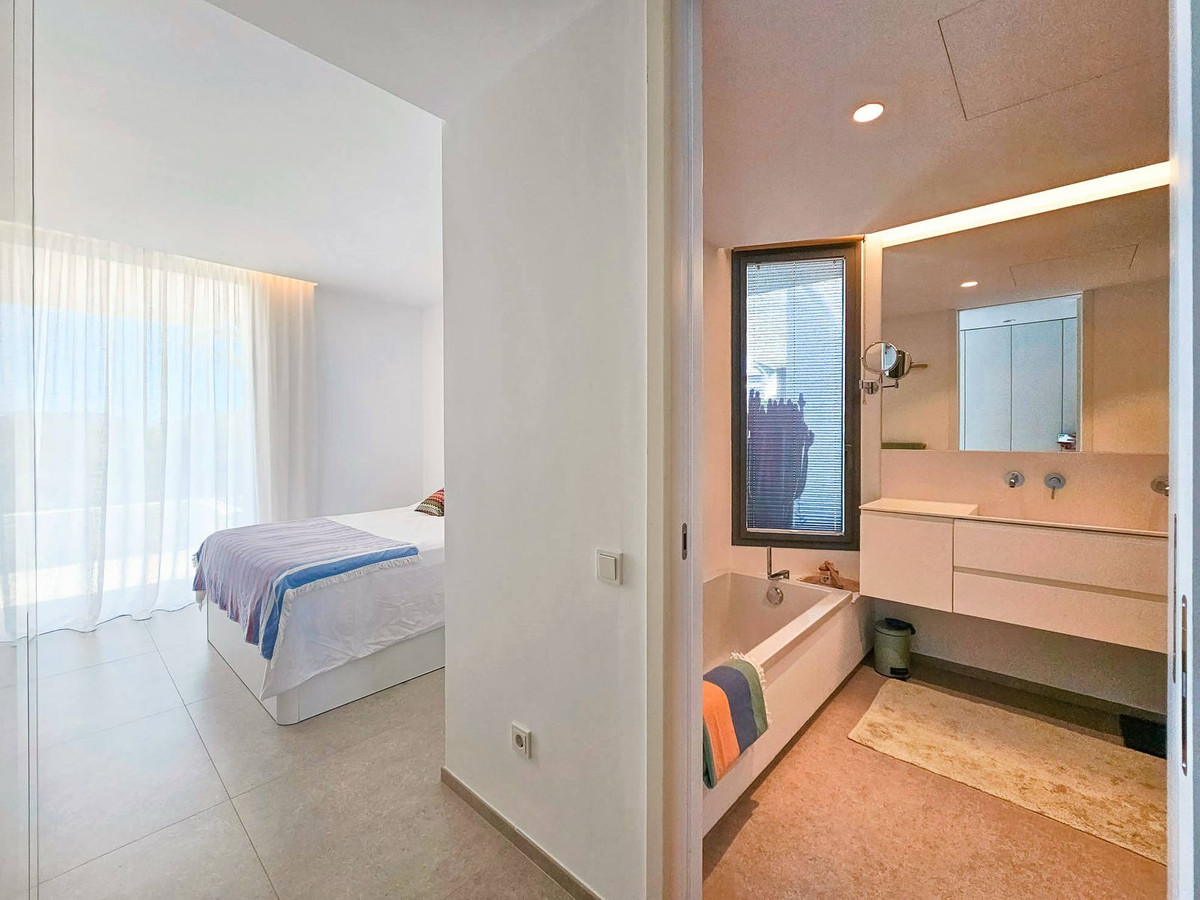 3 Bedroom Apartment in Benahavís - Photo 16