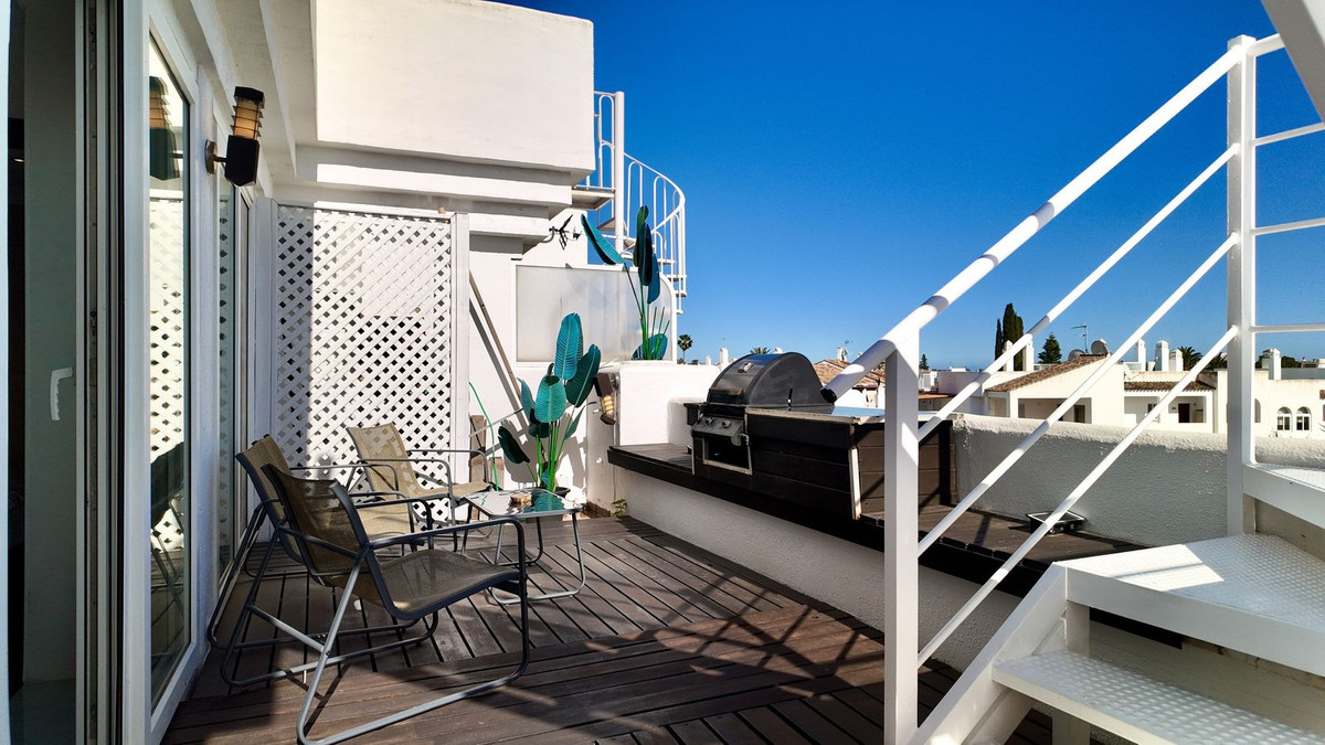 2 Bedroom Penthouse in Estepona - Photo 19