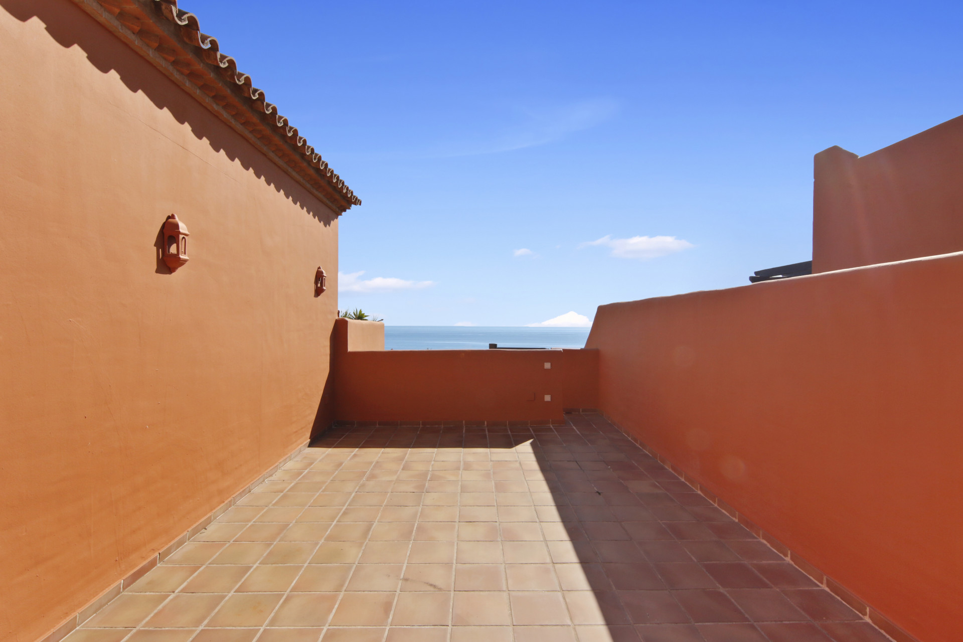 2 Bedroom Penthouse in Estepona - Photo 10