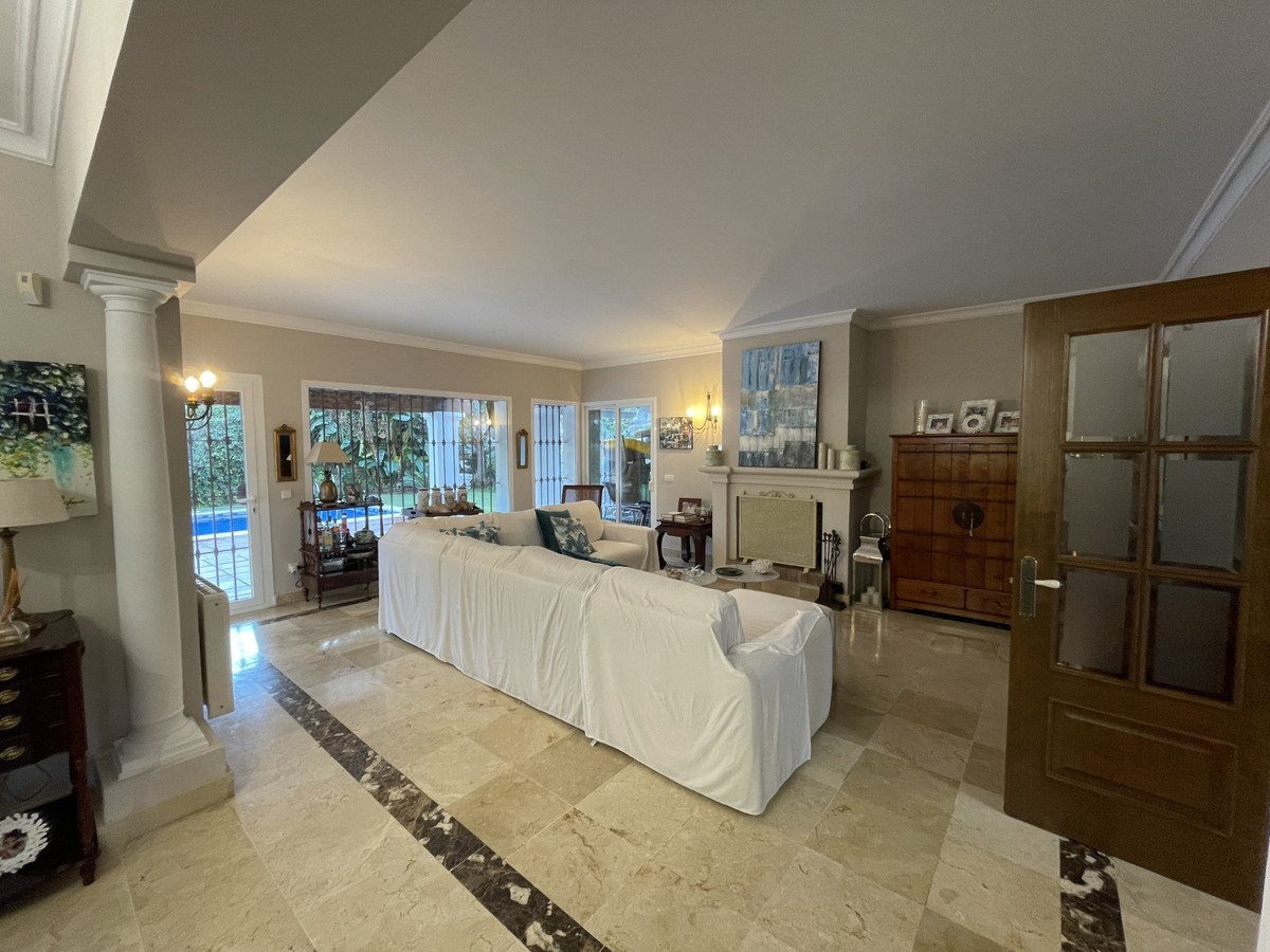 4 Bedroom Villa in Marbella - Photo 9