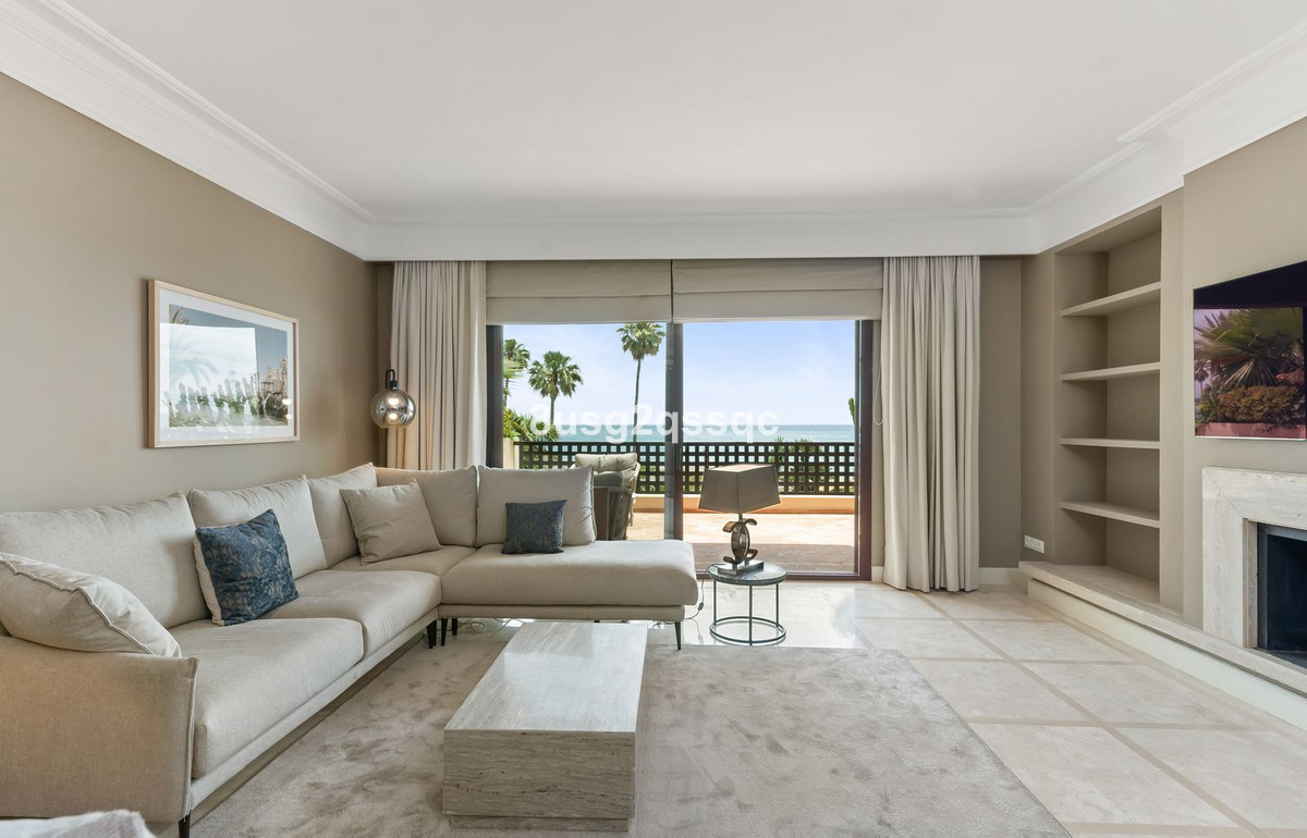 2 Bedroom Apartment in Estepona - Photo 29