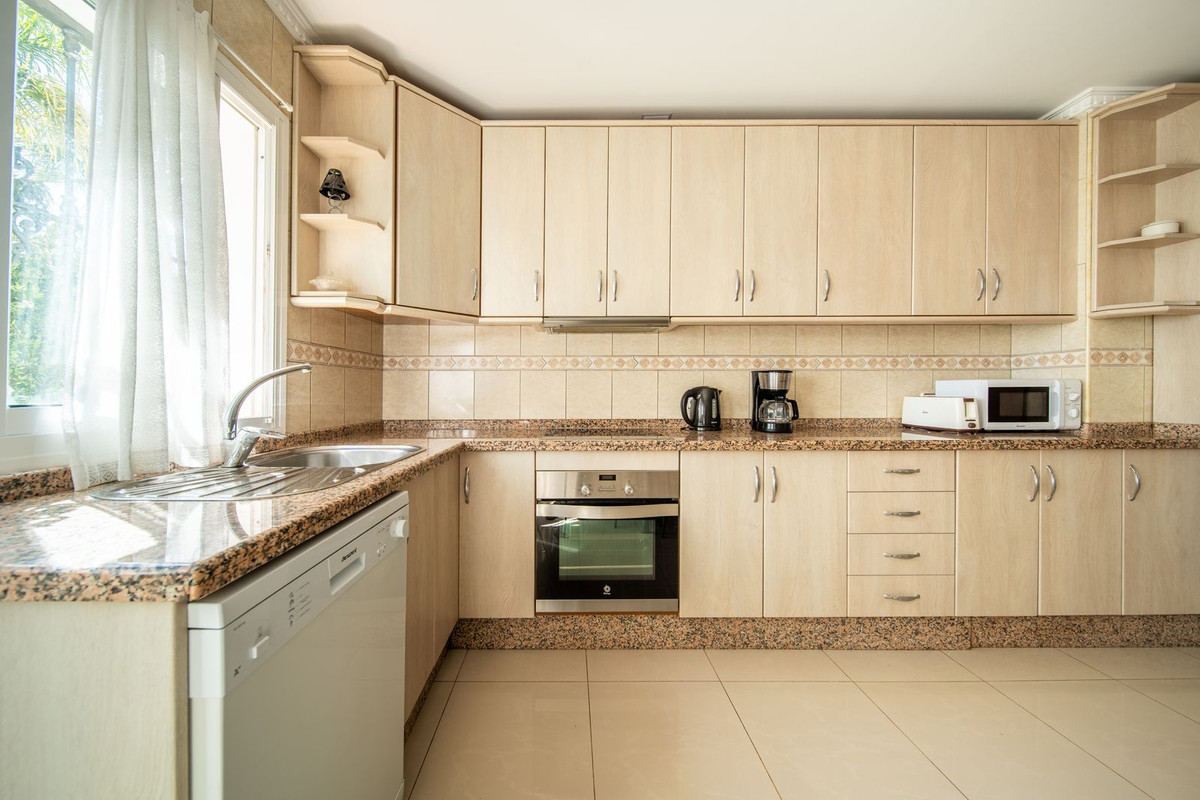 4 Bedroom Villa in Fuengirola - Photo 6